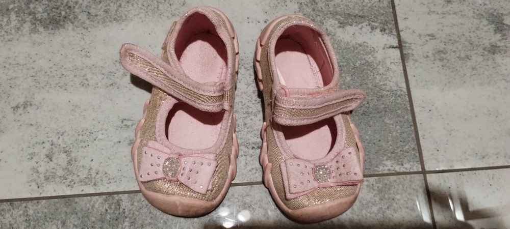 Buty dla dziewczynki r19 (dł.wkładki 12cm)