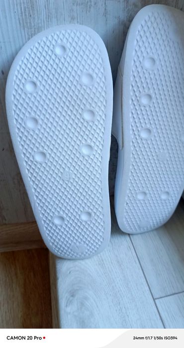 Шльопанці Adidas.