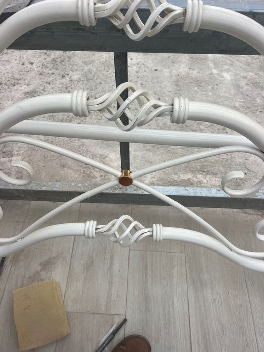 Cama em ferro branco trabalhada