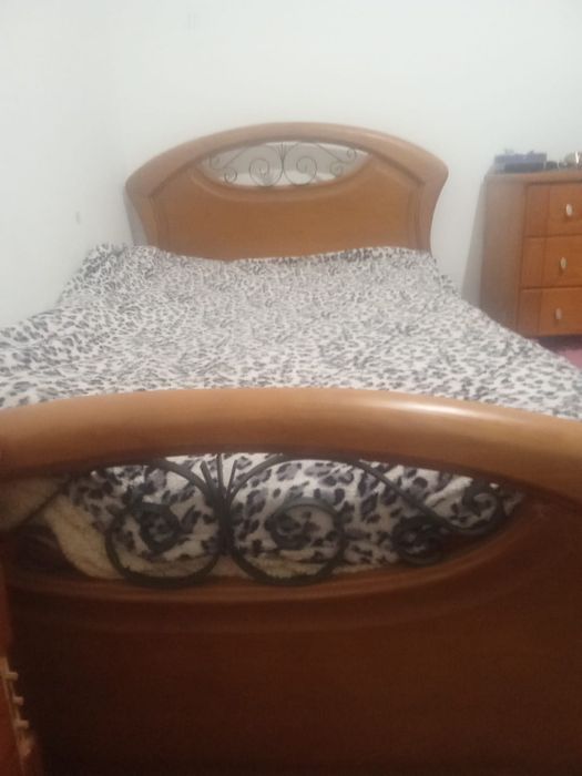 Cama com colchão ortopédico