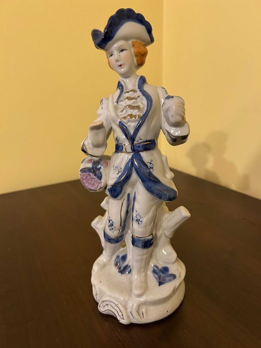 fajansowa figurka arystokraty