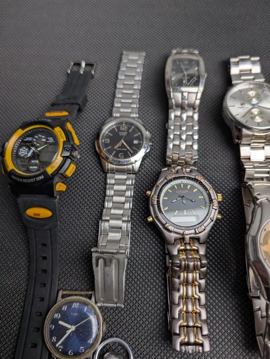 Лот із 16 різних годинників