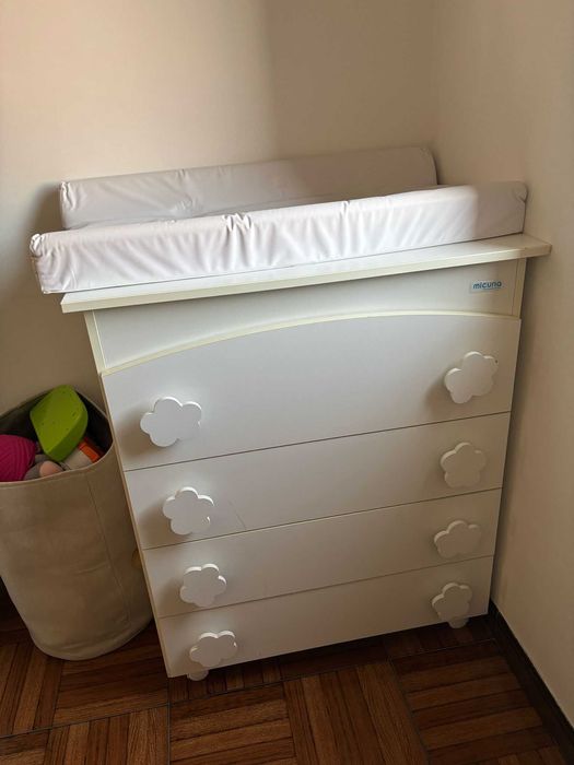 Berço e trocador para bébé