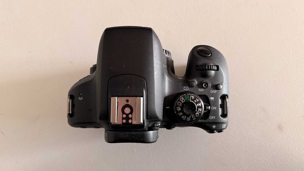 Canon 800D + Lente 18 - 135