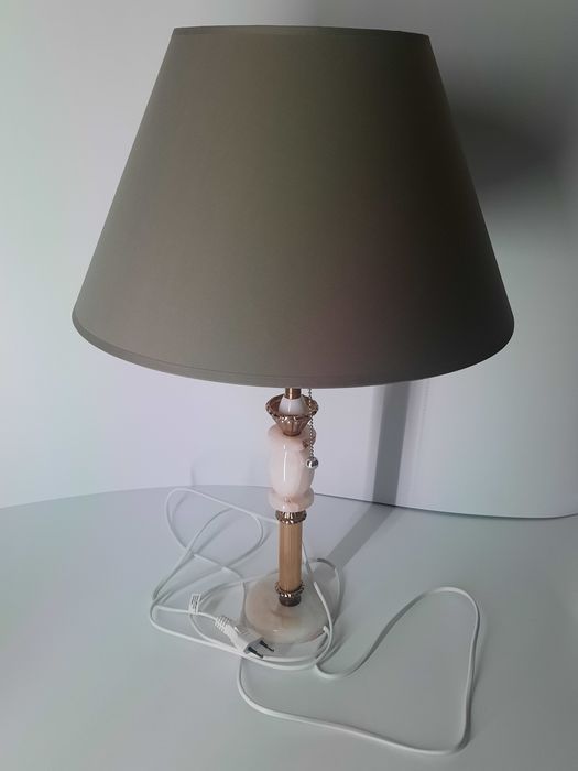 Lampa stojąca w stylu angielskim.