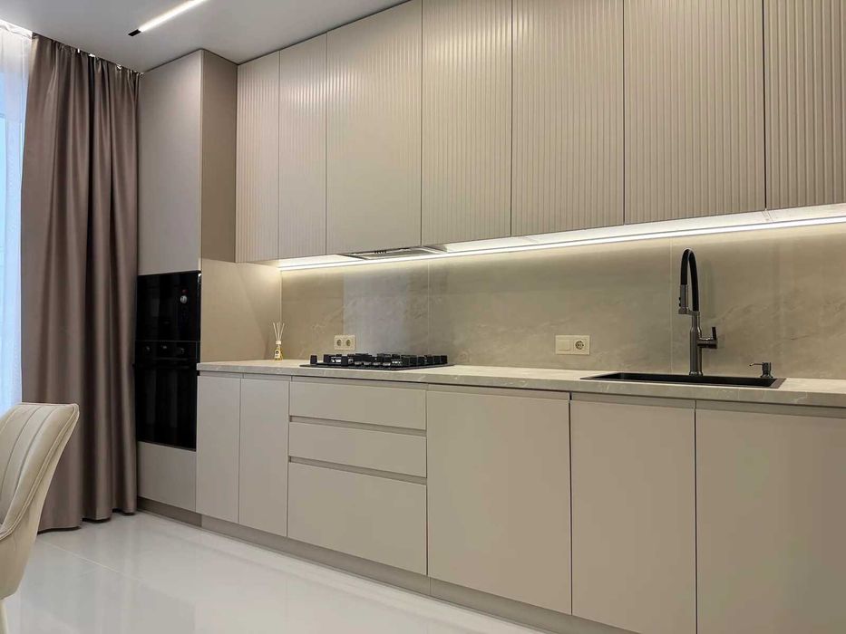 Стильна трикімнатна біля міського озера