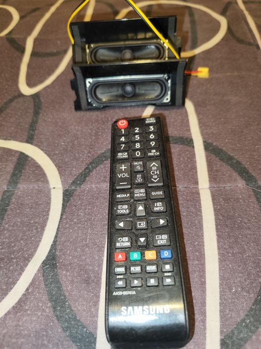 TV Samsung 32" às peças ecrã danificado