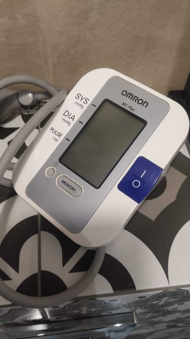 Ciśnieniomierz elektroniczny Omron M1 Plus z gruszką