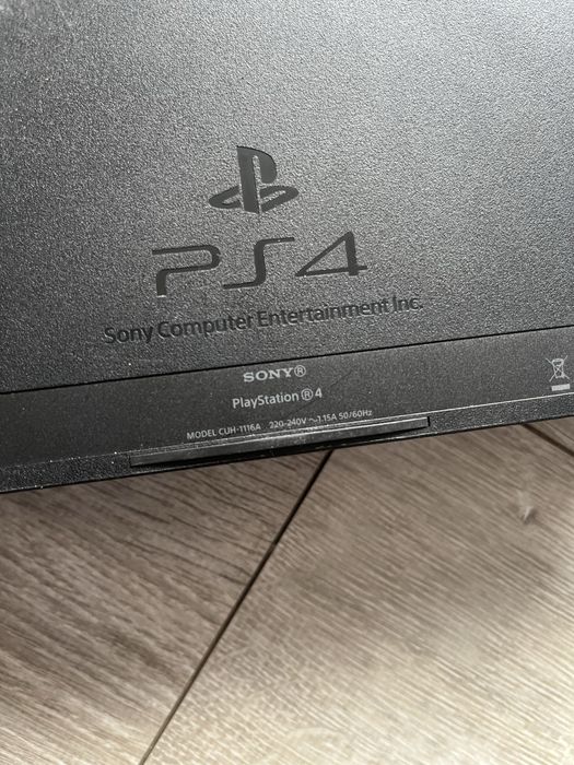 Konsola PS4 + 2 pady + okablowanie