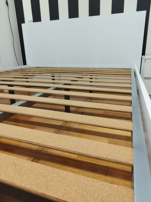 Vendo cama de Casal Branca com colchão, e uma mesa de cabeceira.