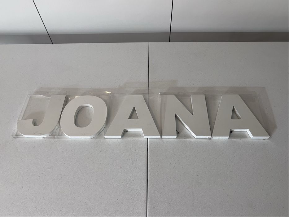 Nome “Joana” em letras decorativas de madeira