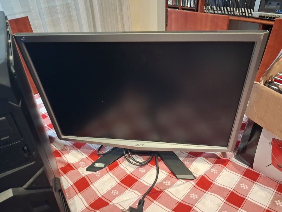 Computador com torre e teclado