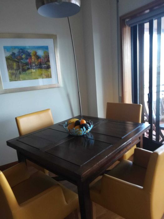 mesa e cadeiras em pele