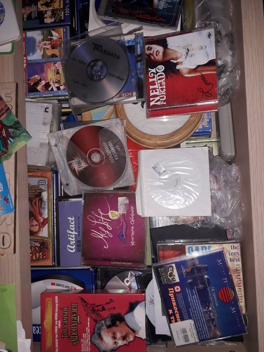 Кассеты аудио , видео, диски. Много.