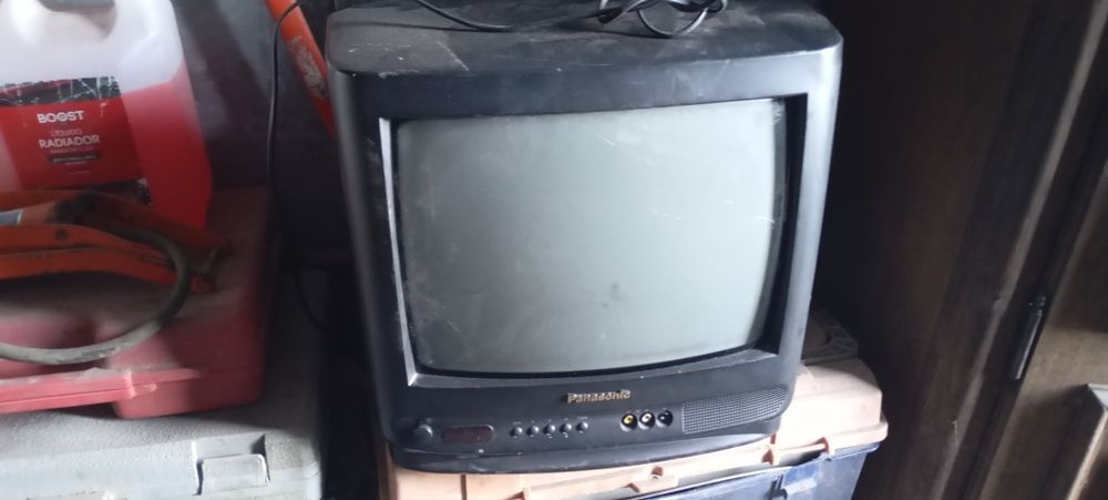 Vendo televisão a funcionar sem comando.