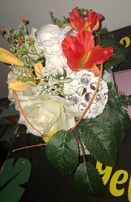 Śliczny stroik z aniołkiem, kompozycja nagrobna na cmentarz