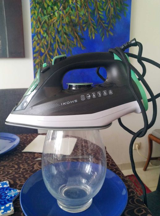 Ferro de Passar Roupa, novo, pouco uso