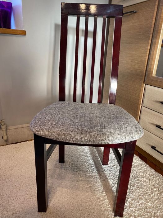 Стільці деревʼяні.