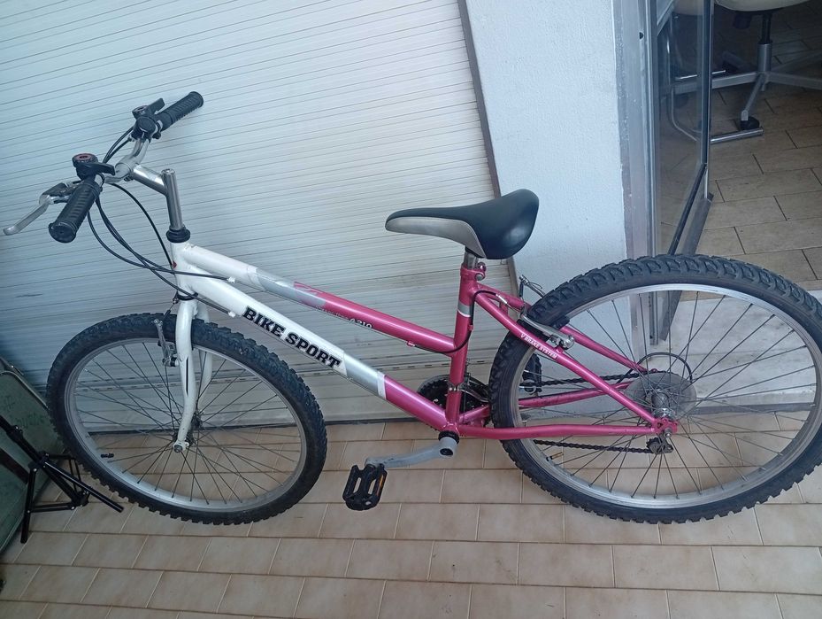 Uma bicicleta usada