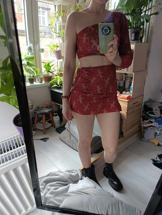 Sukienka mini obcisła z koronką burgundowa xxs