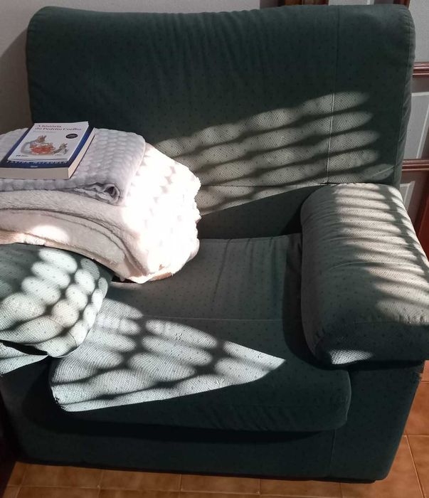 Sofá, um de 2 lugares, mais dois de 1 lugar