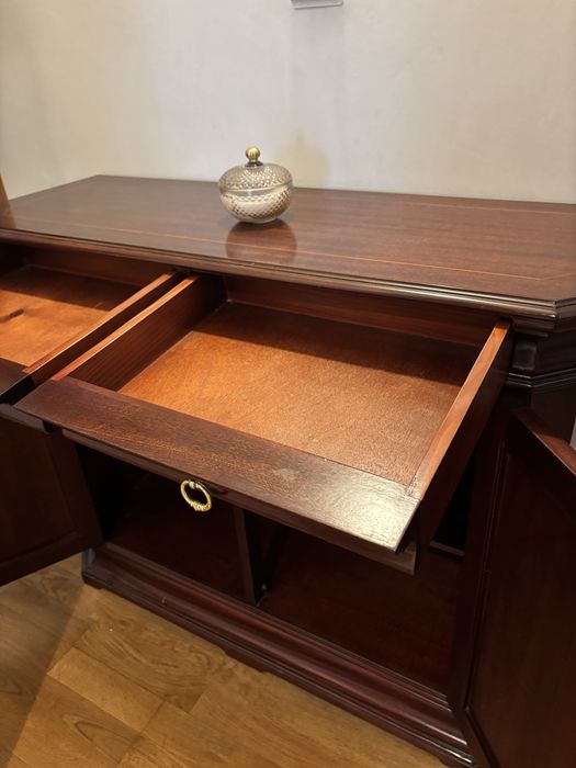 Aparador clássico em madeira com portas e gavetas – estilo elegante