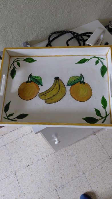 Tabuleiro em madeira pintado à mão