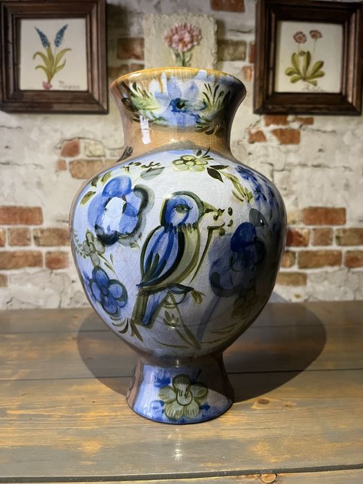 Декоративная ваза с растительным орнаментом и изображением птиц.