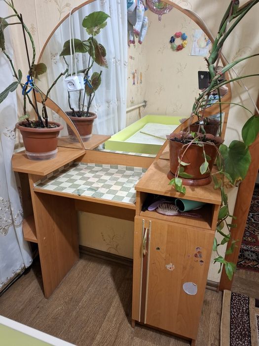 Столик тумбочка з дзеркалом туалетний столик