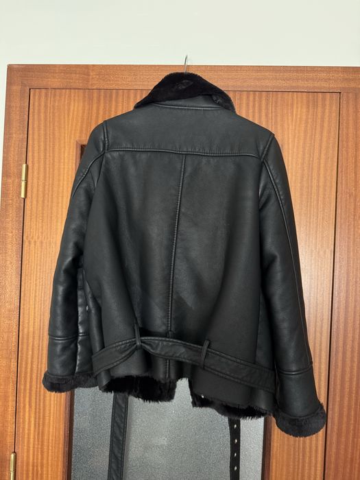 Casaco preto pele com pelo por dentro