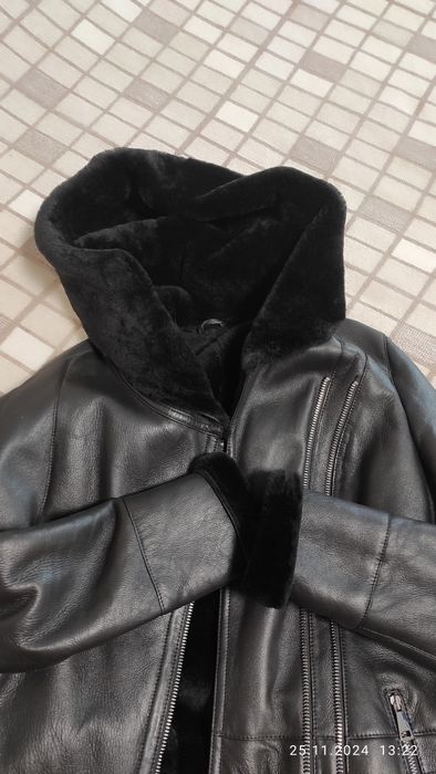 Дублянка жіноча чорна з овчини з капюшоном