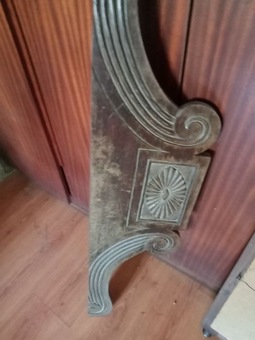 Vendo uma peça decorativa em madeira, trabalhada.