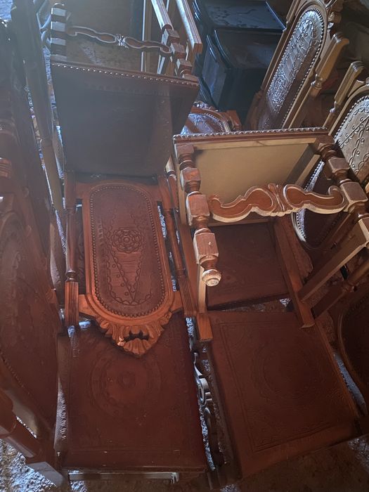 Mesa com 8 cadeiras antigas