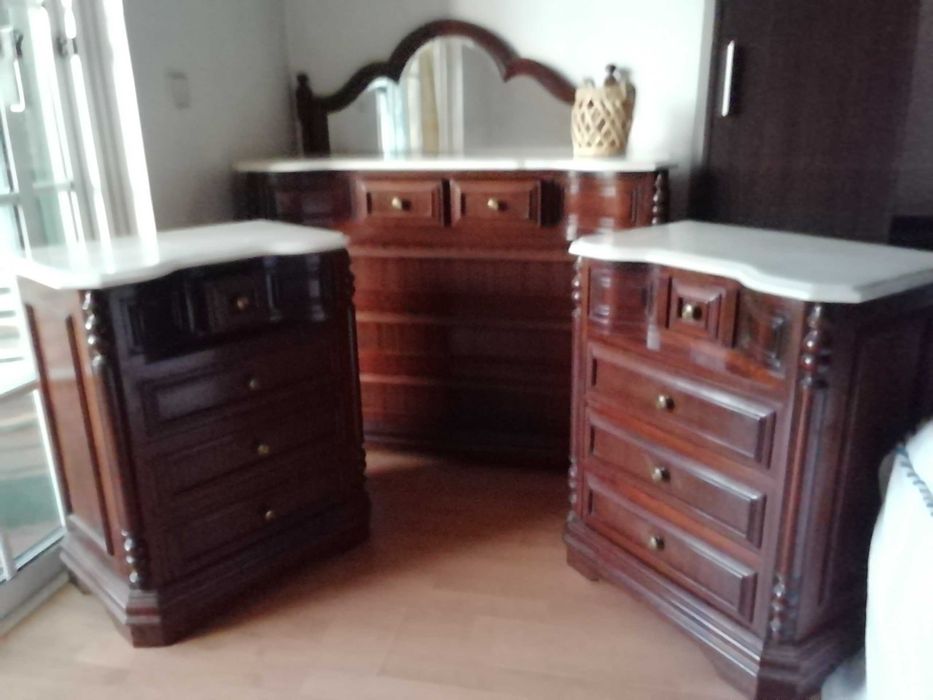 Móveis de quarto em muito bom estado. Madeira macissa.