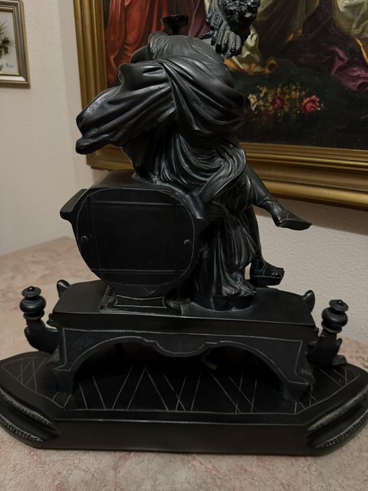 Relogio com estatueta em resina