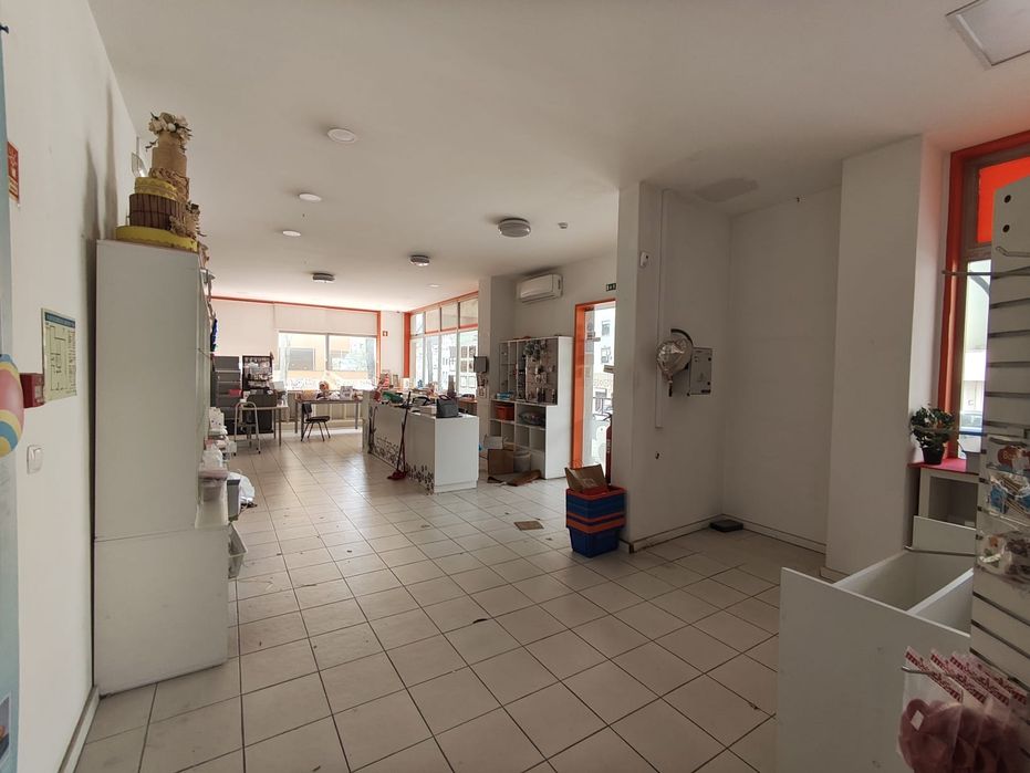 Loja com 520 m² | Alto dos Moinhos | A 300 m do Hospital Lusíadas | 3 Estacionamentos
