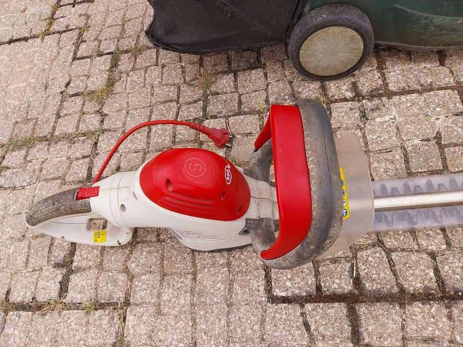Conjunto de equipamentos elétricos para jardim.