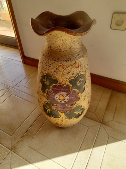 Jarrão decorativo com um design floral

- Acabamento texturizado.
- D