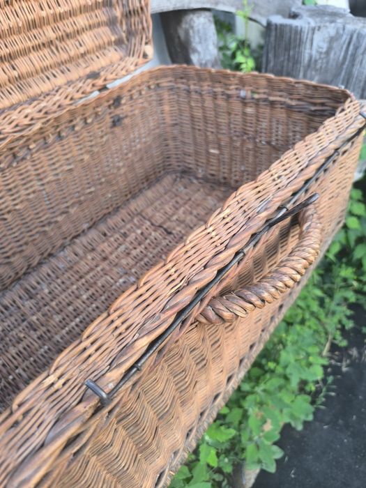 Древний плетёный из лозы антикварный чемодан.чемодан.