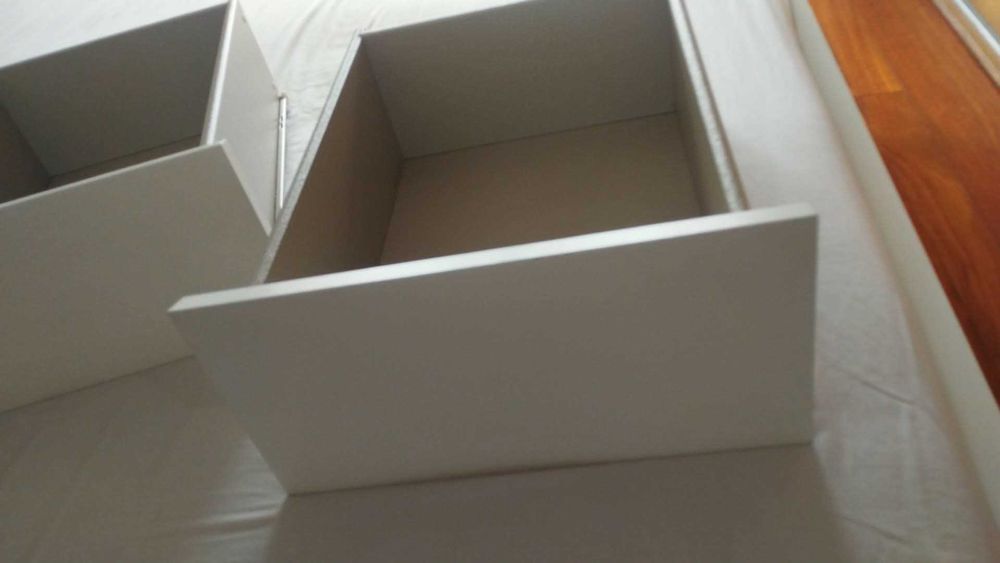 Cama de casal com duas mesas de cabeceira