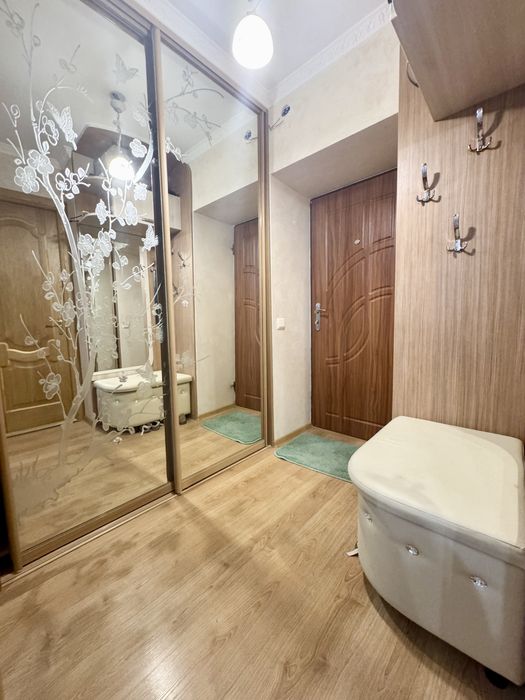 Продам 2 к.квартиру. 2эт/9эт, кирпич! Кухня -19кв.м