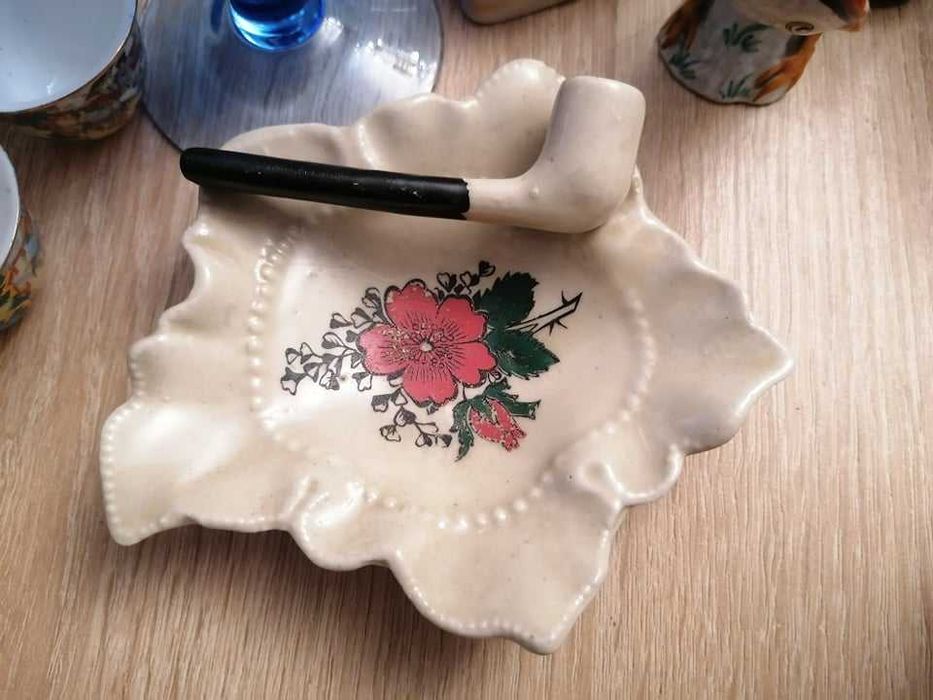 Porcelanowa popielniczka z fajka
