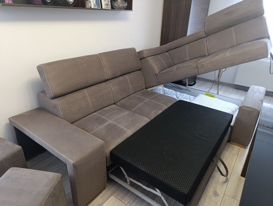 Narożnik L z pufami z funkcją spania