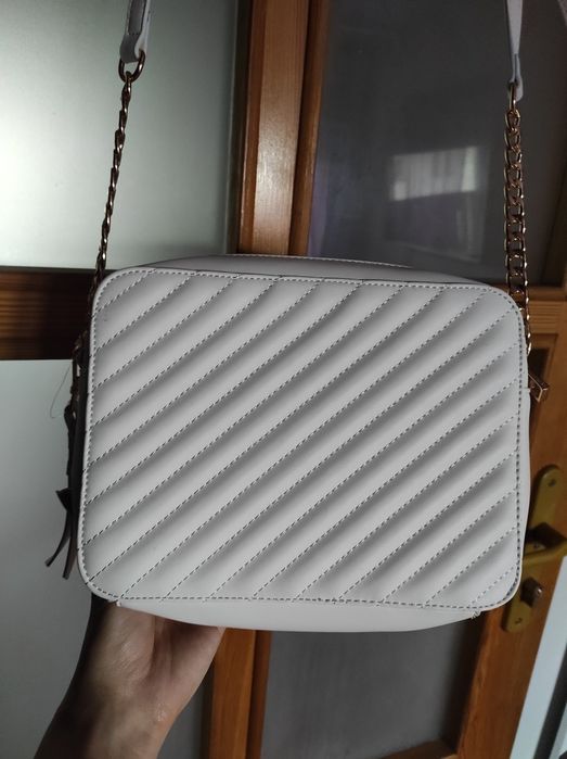 Torebka na ramię Aldo Wylamaena biała złoty łańcuch  18x23