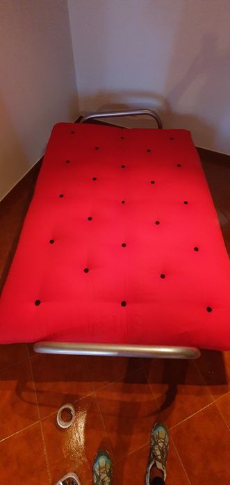 Sofá cama vermelho tecido