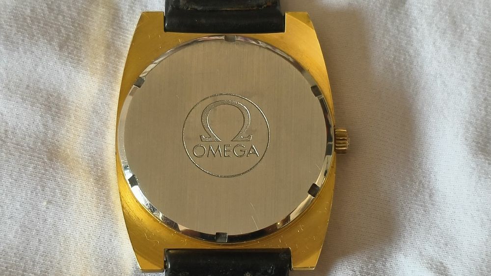Relógio OMEGA TV DIAL com fundo verde.