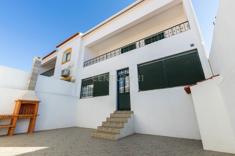 Moradia T4 Mobilada e Equipada com Garagem e Anexo no Bairro do Altinh