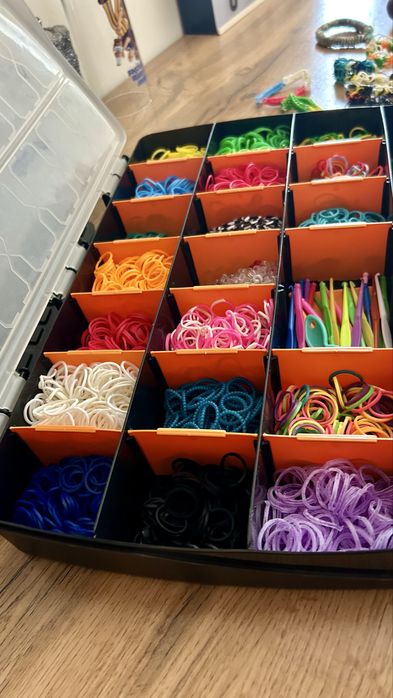 Caixa com elasticos e acessorios