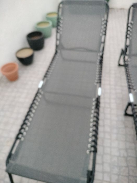 Conjunto de duas espreguiçadeiras como novas
