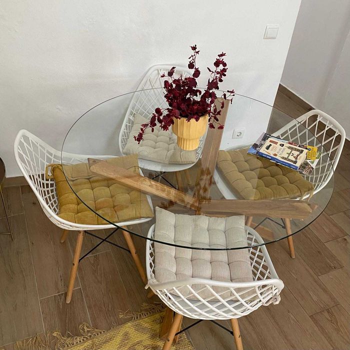 mesa e cadeiras de sala de comer